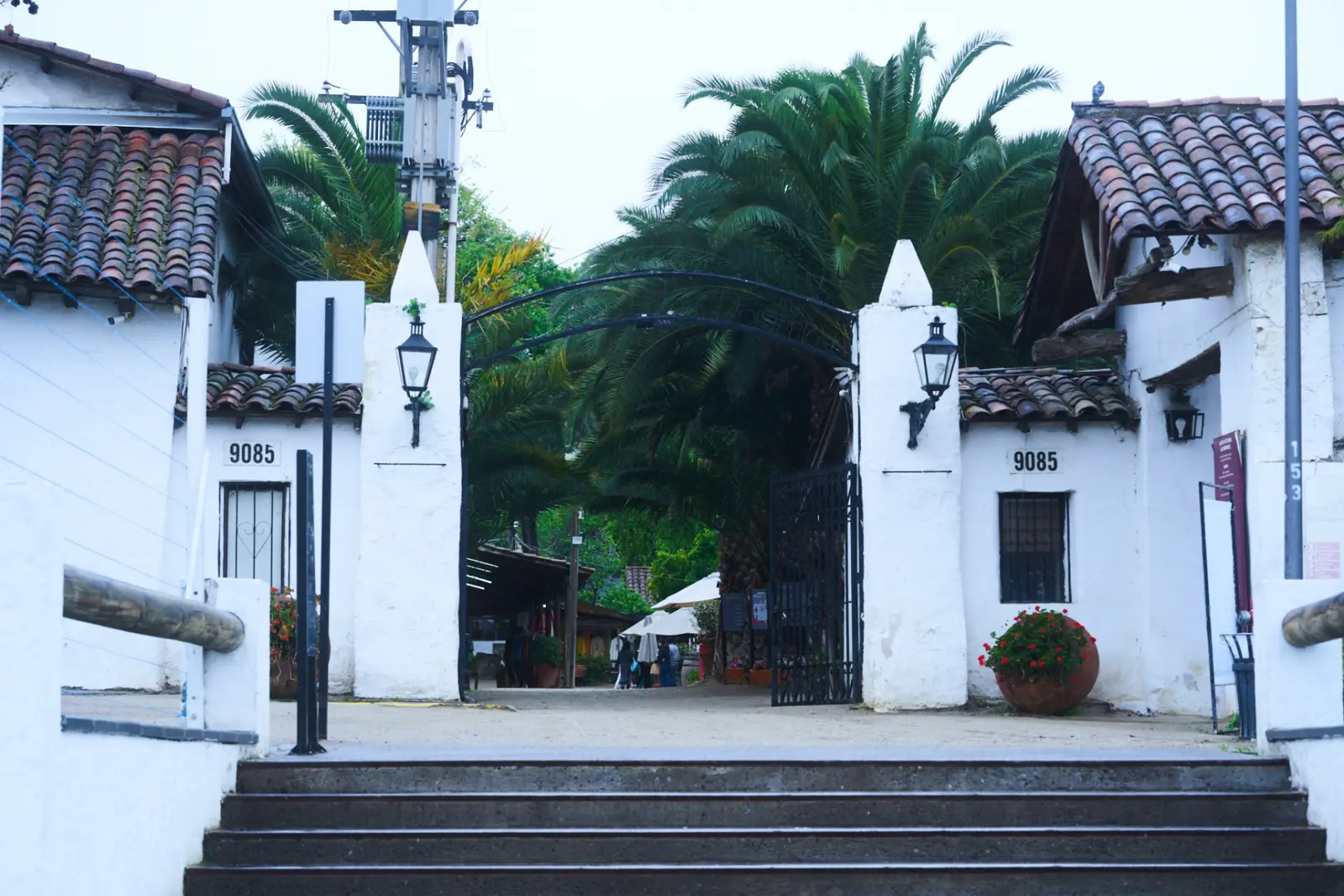 Entrada del Pueblito de los Dominicos en Las Condes, Santiago