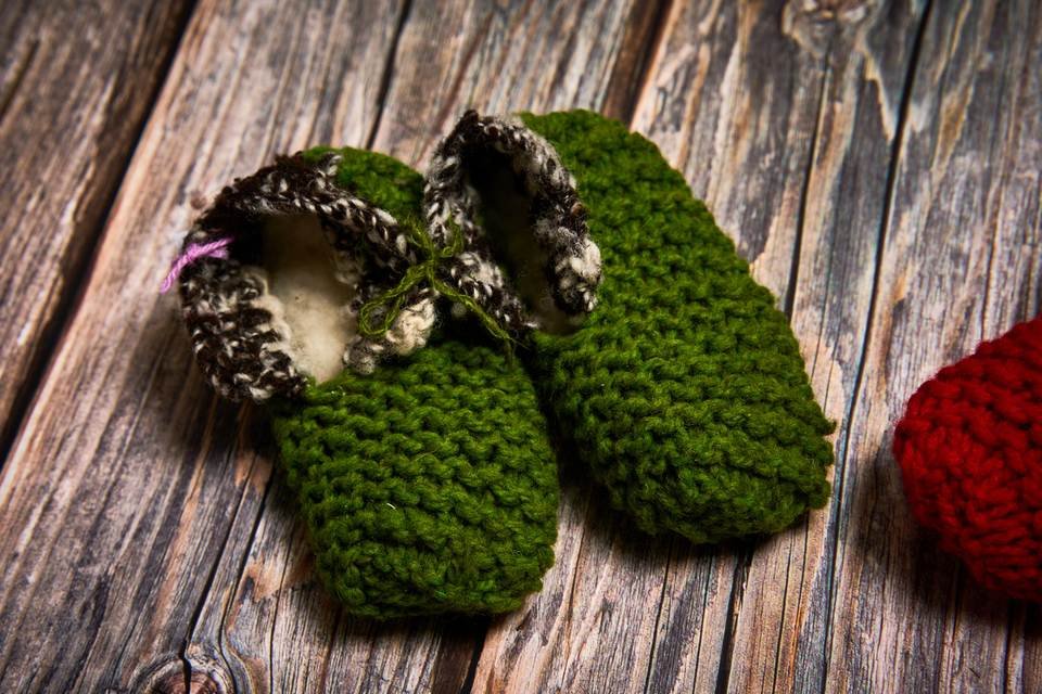 Detalle de pantufla tejida con borde contrastante