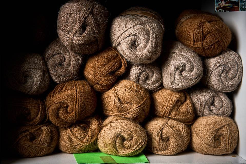 Ovillos en tonos naturales disponibles en Papiteje