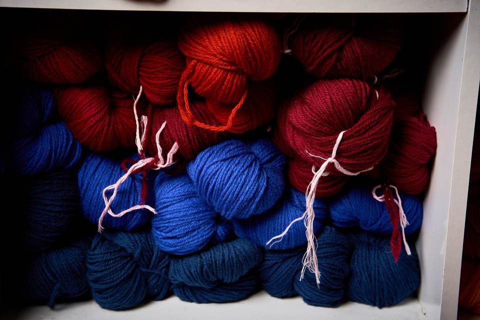 Ovillos rojos y azules