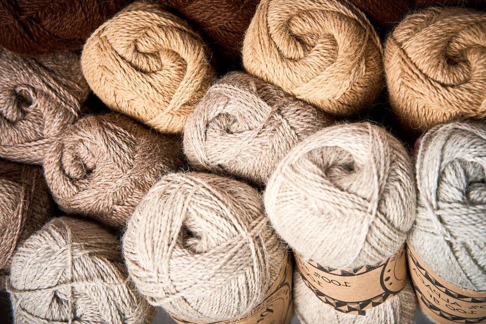 Detalle cercano de ovillos en tonos naturales
