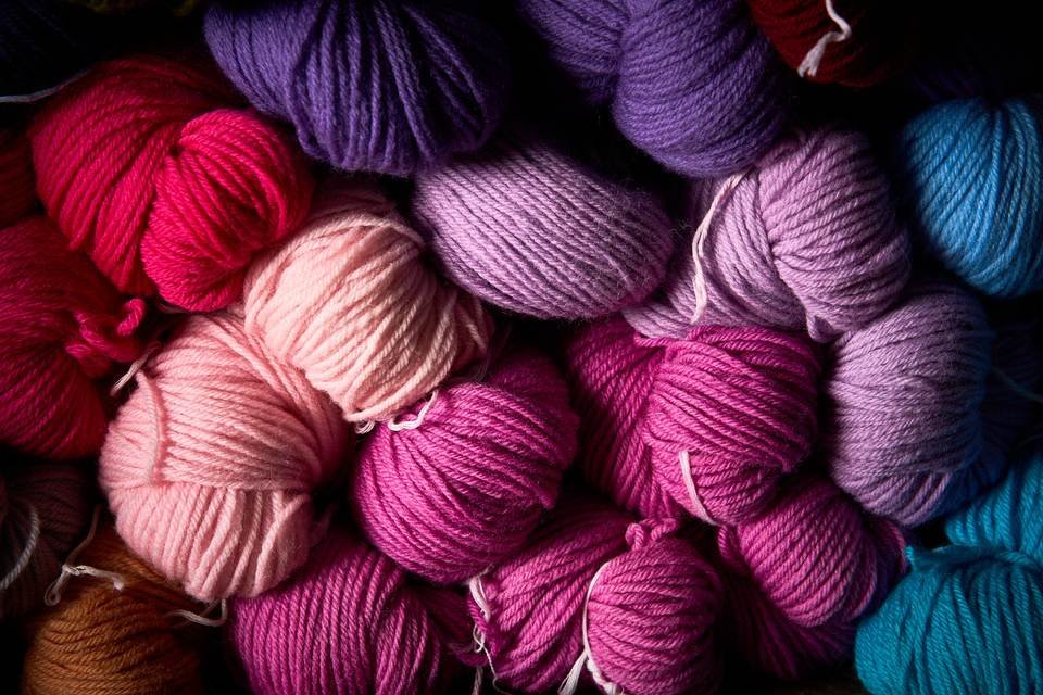 Ovillos magenta, violeta y azul