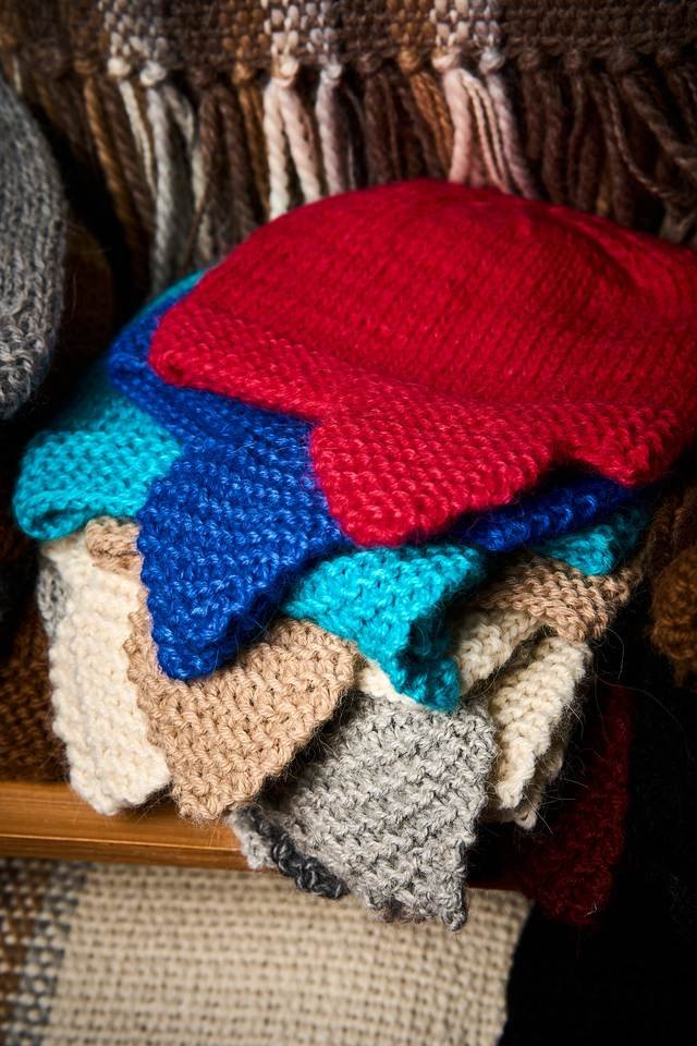 Gorros tejidos reunidos en la tienda