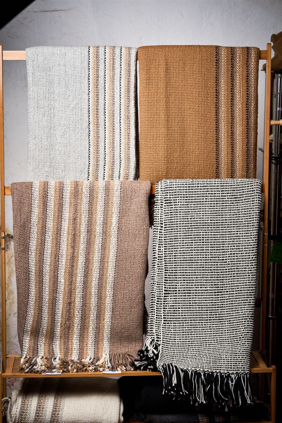 Conjunto de cubrecamas tejidos en tonos crudos y tierra
