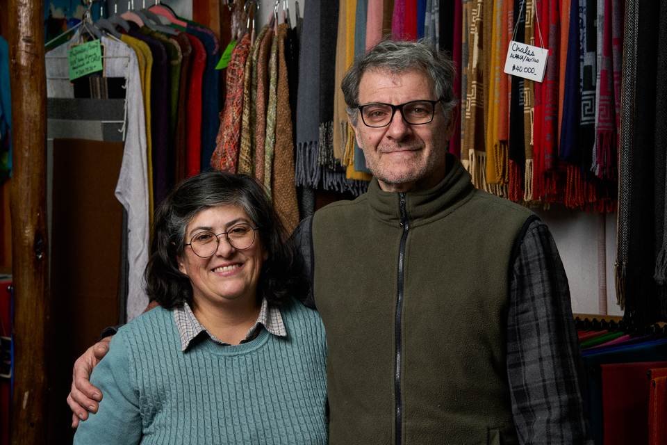 Paula García y René Daccarett en el taller y tienda Papiteje
