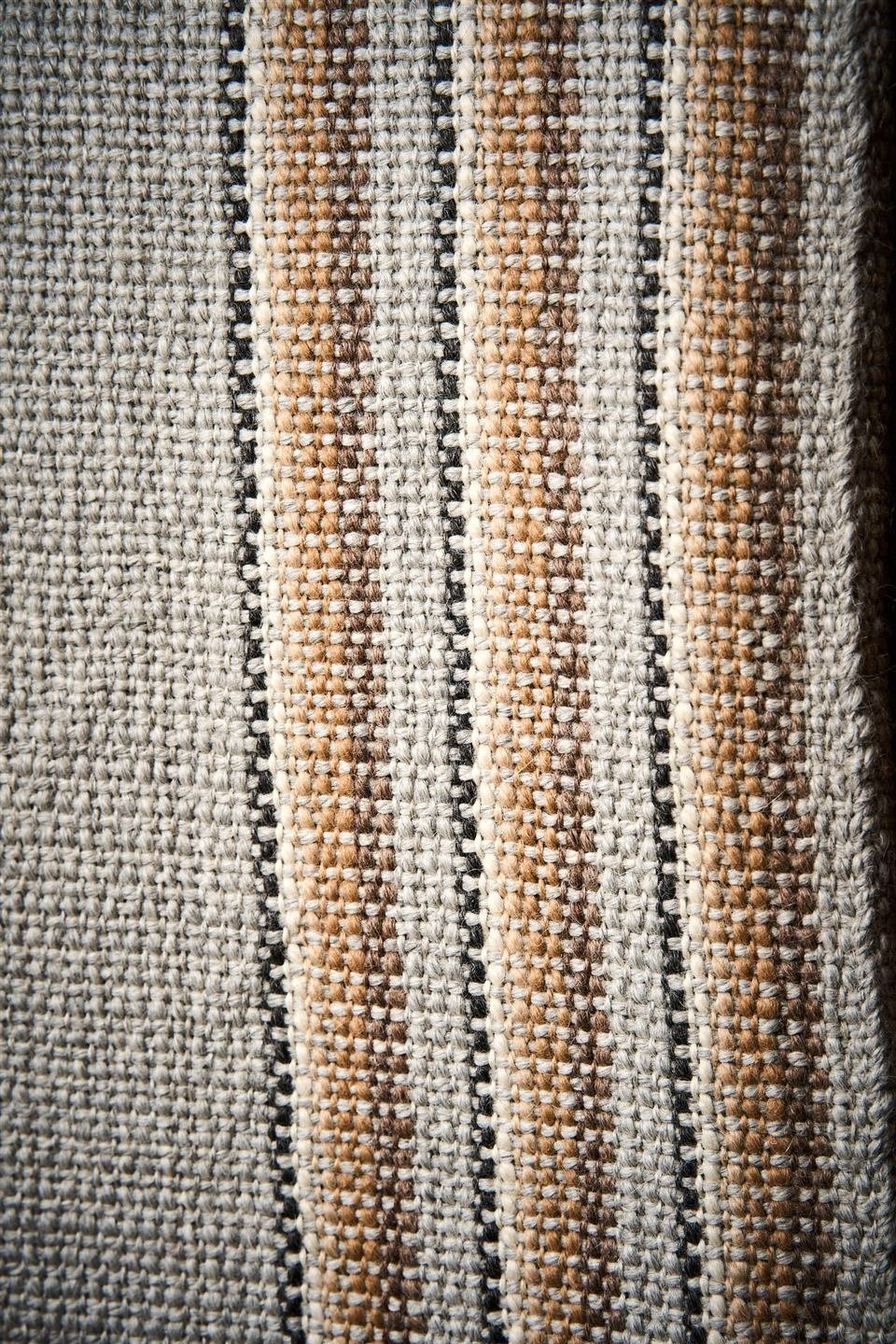 Detalle de trama rayada en tonos crudos y tierra