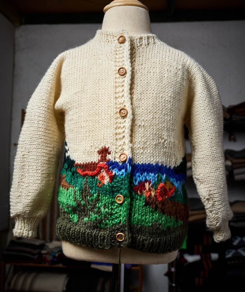 Pieza infantil clara con paisaje y botones
