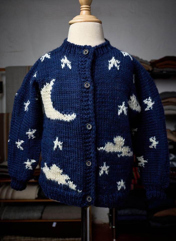 Pieza infantil azul con motivos celestes