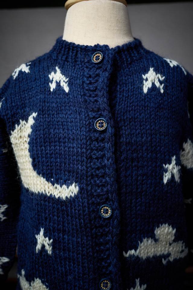 Pieza infantil azul con motivos celestes, detalle