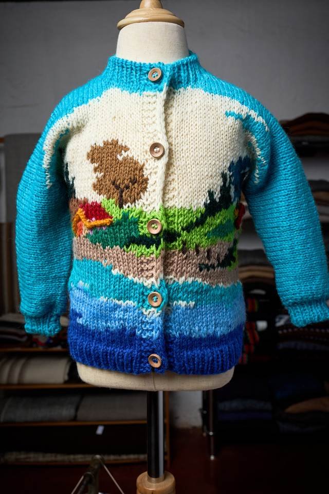 Pieza infantil turquesa con paisaje