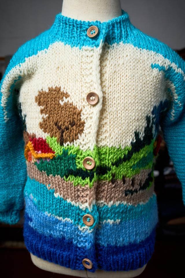Pieza infantil turquesa con paisaje, detalle