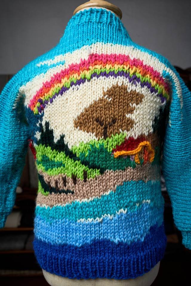 Pieza infantil turquesa con paisaje, detalle