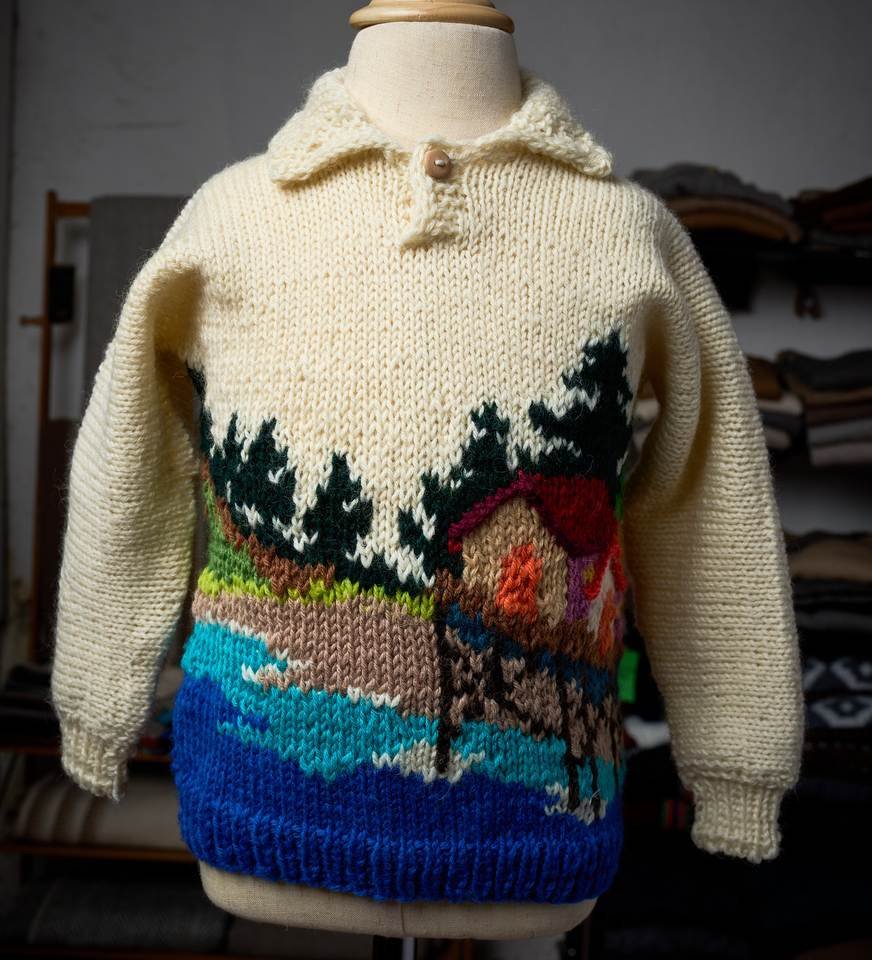 Pieza clara cerrada con cuello y paisaje, detalle