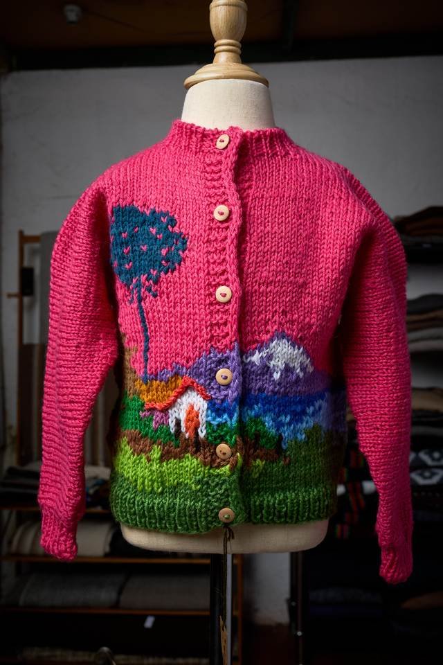 Pieza magenta abierta con paisaje