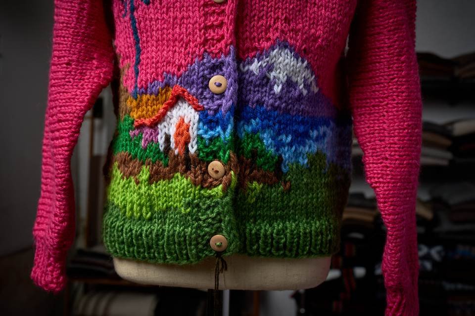Pieza magenta abierta con paisaje, detalle