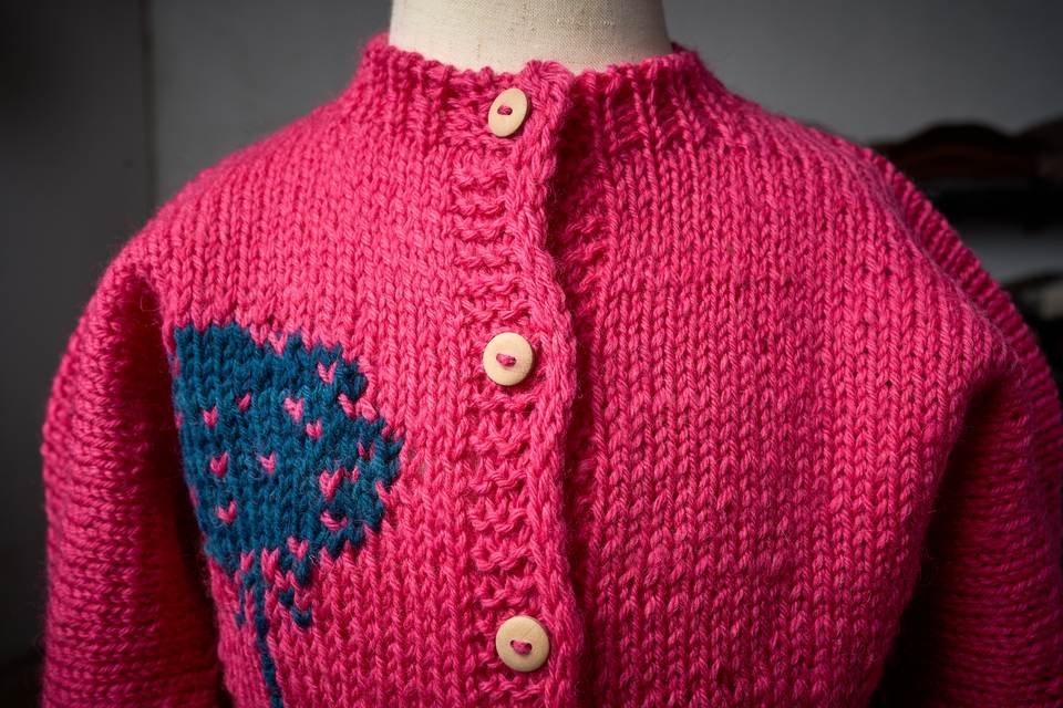 Pieza magenta abierta con paisaje, detalle