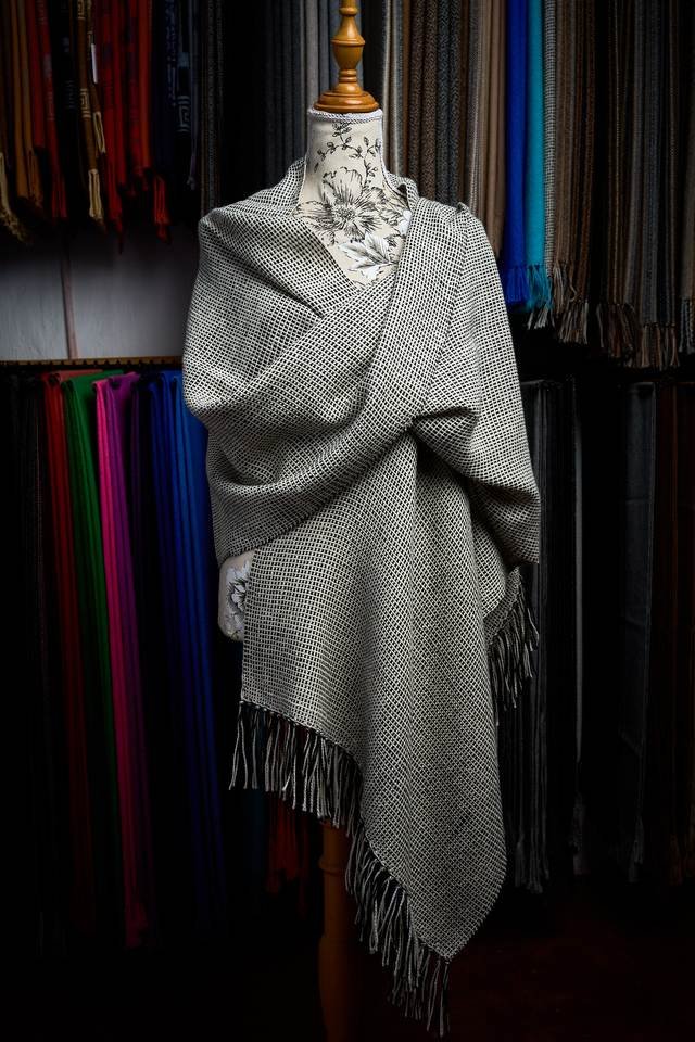 Pieza amplia gris envuelta sobre maniquí
