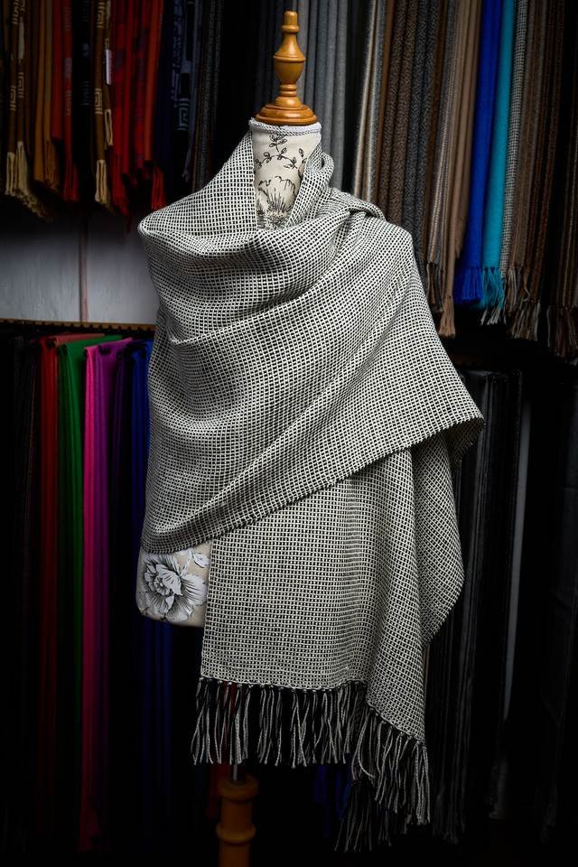Pieza amplia gris cruzada sobre maniquí
