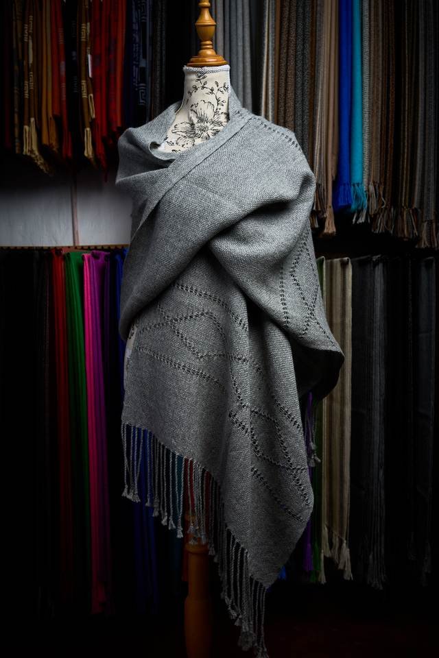 Pieza amplia gris con textura geométrica cruzada