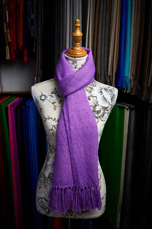 Bufanda morada anudada al cuello